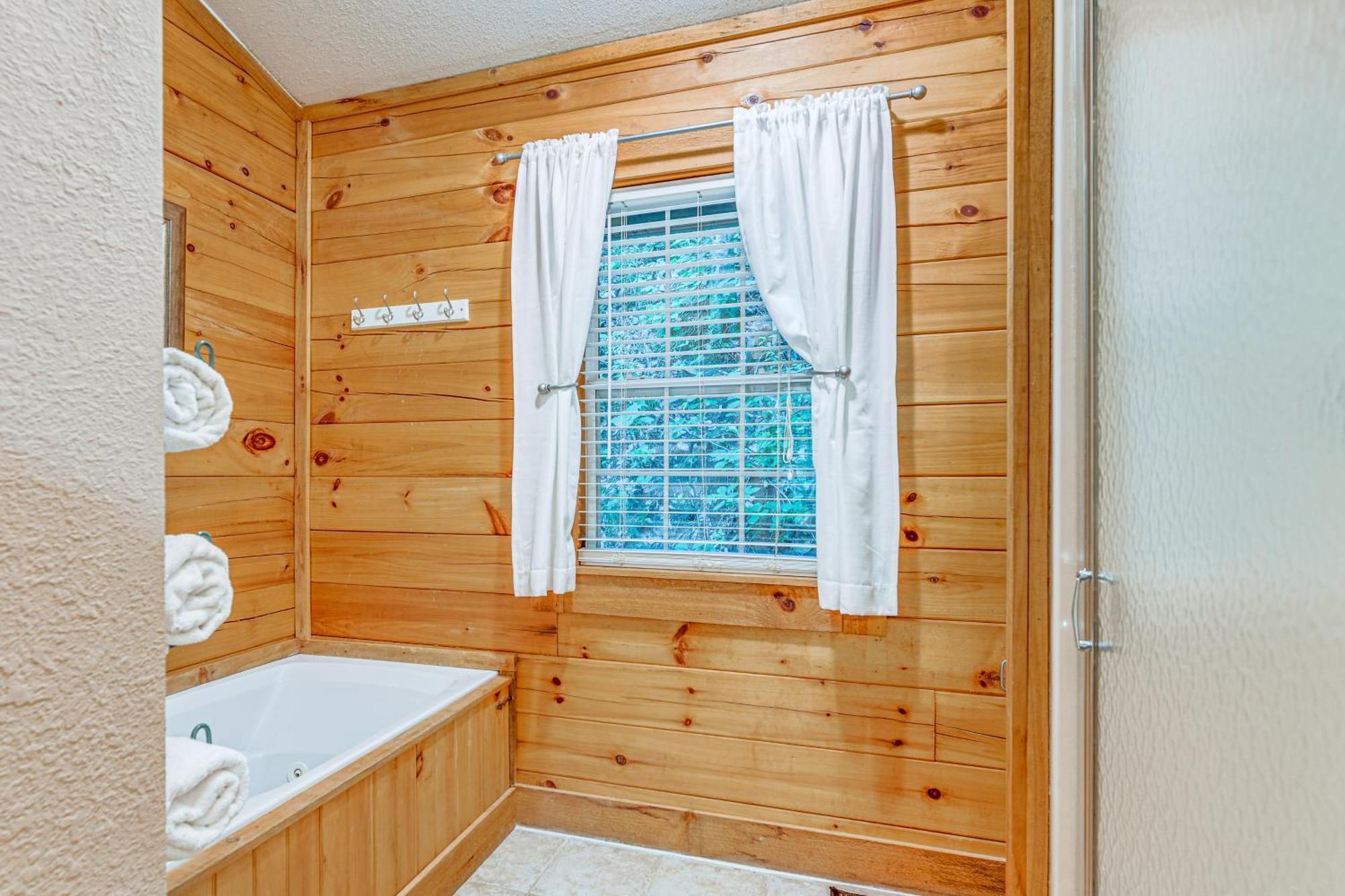 Serene Maggie Valley Retreat With Deck And Hot Tub! Luaran gambar