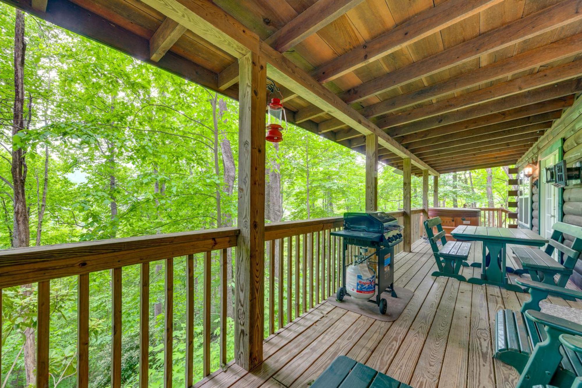 Serene Maggie Valley Retreat With Deck And Hot Tub! Luaran gambar