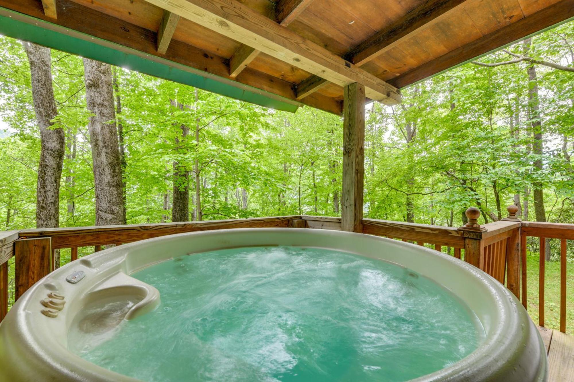 Serene Maggie Valley Retreat With Deck And Hot Tub! Luaran gambar