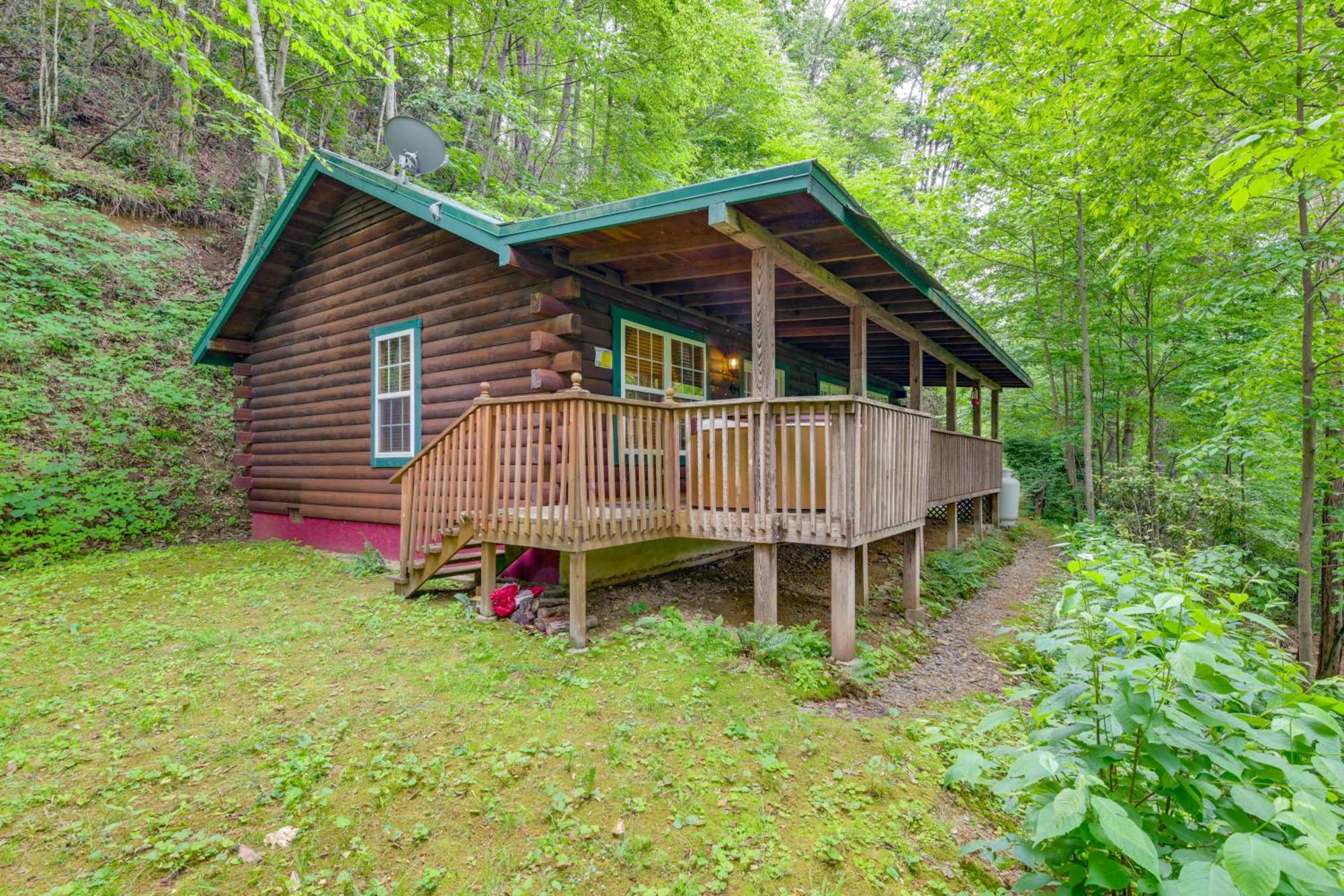 Serene Maggie Valley Retreat With Deck And Hot Tub! Luaran gambar